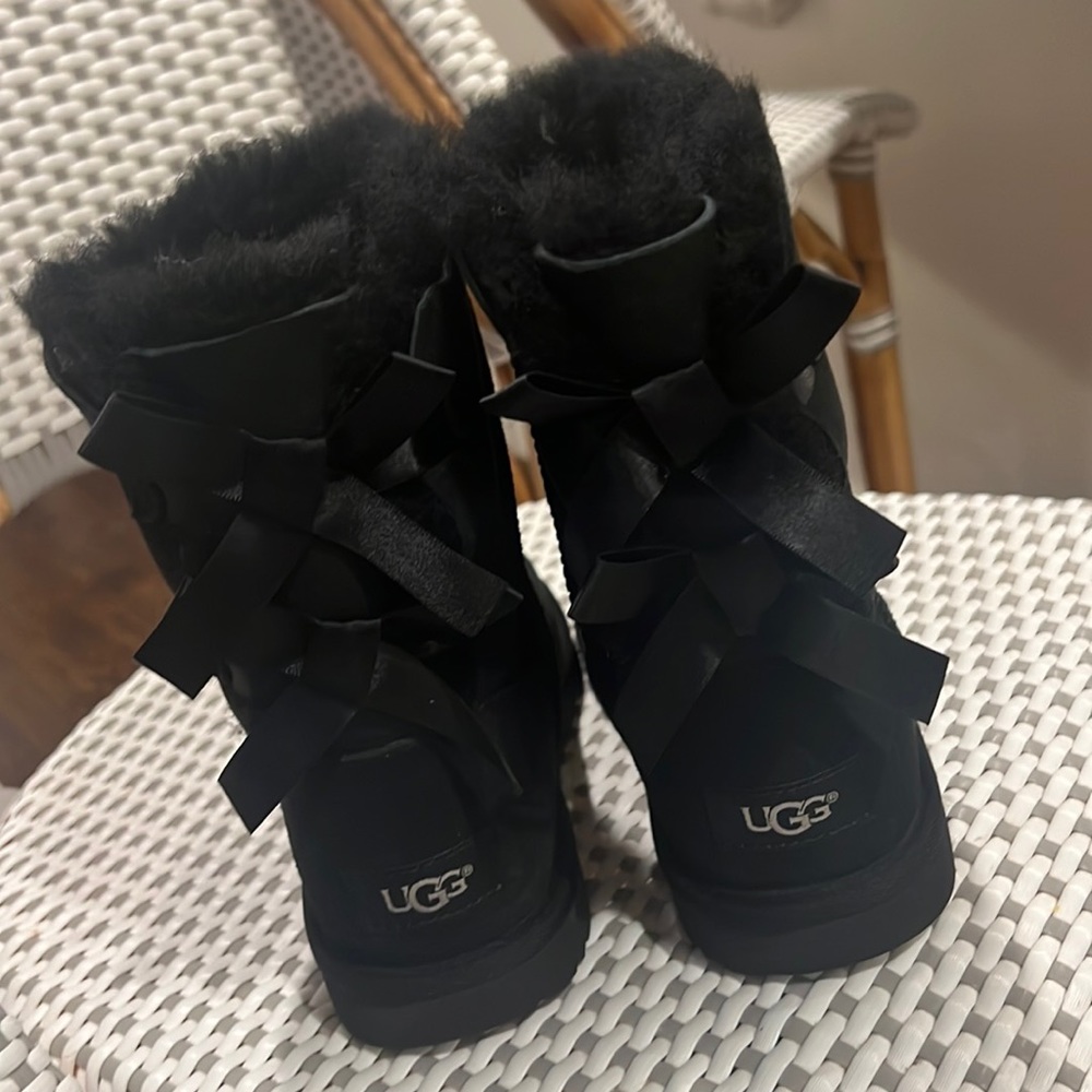 Girls size 4 UGG Bailey Bow II. New in box. Black